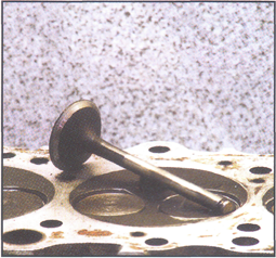 6.При неправильном формировании рабочей фаски седла зона контакта может смещаться. Например, к верхней части фаски клапана. 