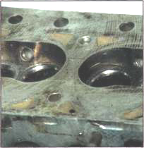 Рабочий износ седел клапанов выражается в деформации граней фасок и нарушении герметичности сопряжения седла с клапаном, что видно по следам прорыва газов (нагара)