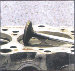 7. На этом снимке указанный недостаток устранен дополнительным фрезерованием верхней фаски клапана и повторным формированием рабочей.