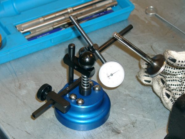 23 Измерение биения фаски клапана после обработки