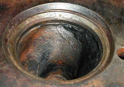 Вид на впускное седло двигателя ЯМЗ-238 перед ремонтом. На поверхностях фасок многочисленные каверны – один из распространенных дефектов седел, появляющихся в результате схватывания при трении контактирующих поверхностей