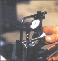 Измерьте биение рабочей фаски клапана и повторите предыдущую операцию, если оно выходит за пределы допуска.