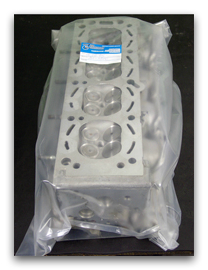 Собранная головка блока цилиндров упаковывается в полиэтиленовый пакет